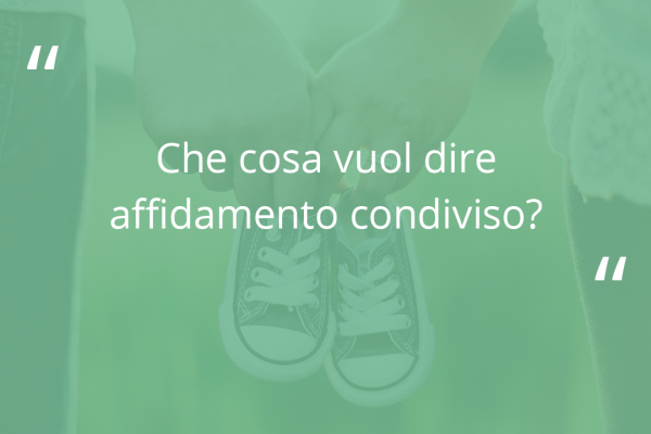 Domanda "Cosa vuol dire affidamento condiviso" su fondo verde